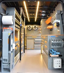 Innenraum eines Servicefahrzeugs mit professionellem Work System und Regalen.