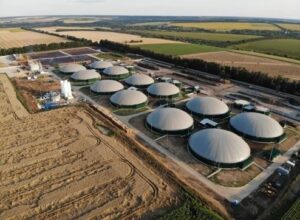 Luftaufnahme einer Biogasanlage mit vielen runden Fermenterbehältern