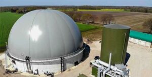 Biogasanlage mit großem Gasspeicher und zylindrischem Fermenter